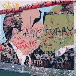 Berliner Mauer-Bild, auf dem sich Breschnew und Honecker küssen